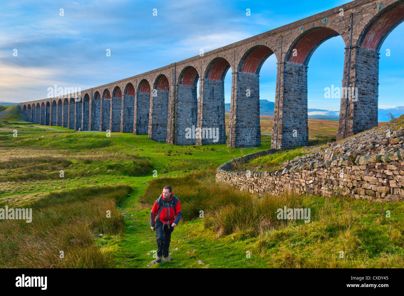 Pen-y-ghent and Ribblehead Viaduct on Settle to Carlisle Railway, Yorkshire Dales National Park, North Yorkshire, England, UK Stock Photo
