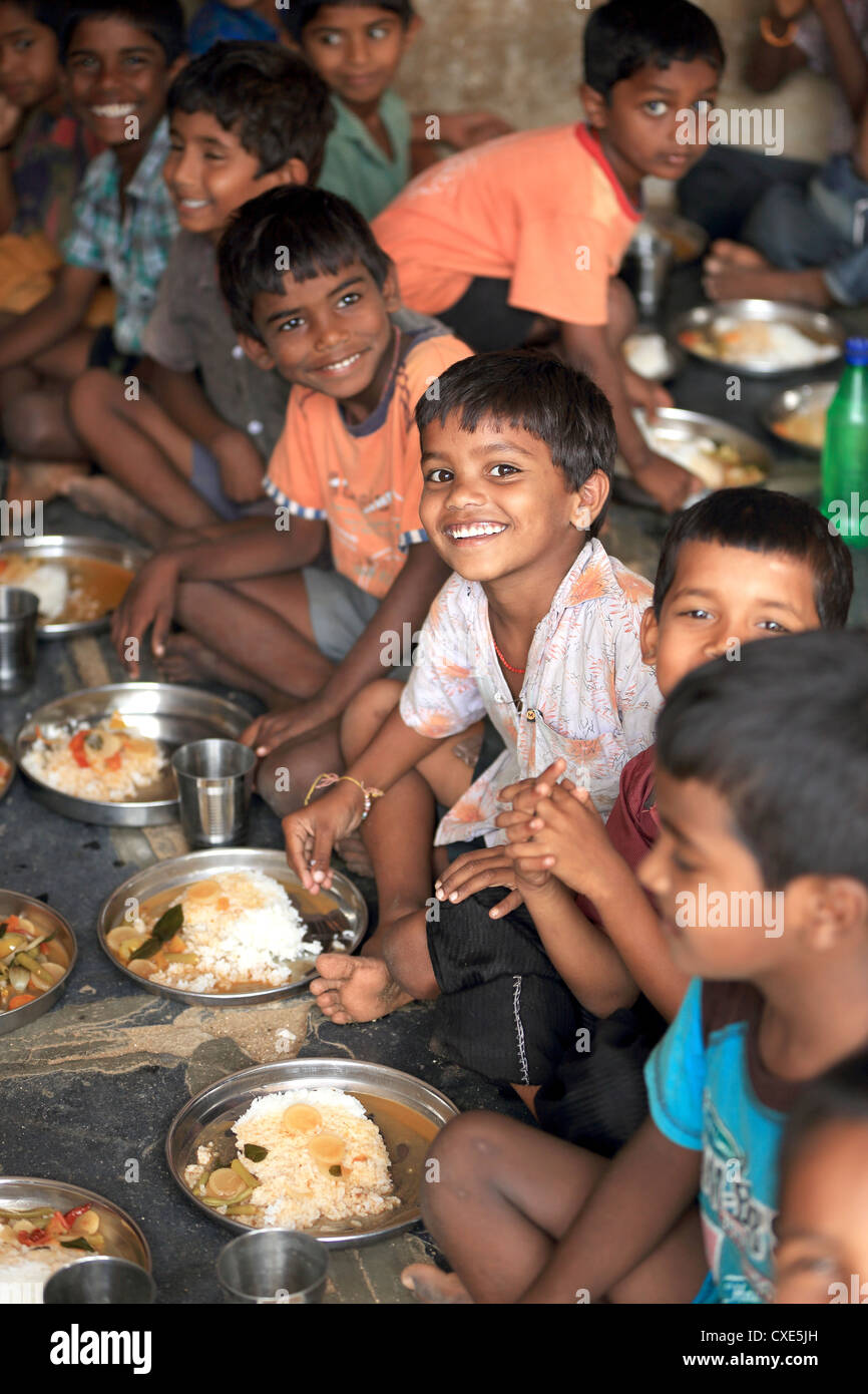 Indian school children having lunch Andhra Pradesh South India Stock Photo