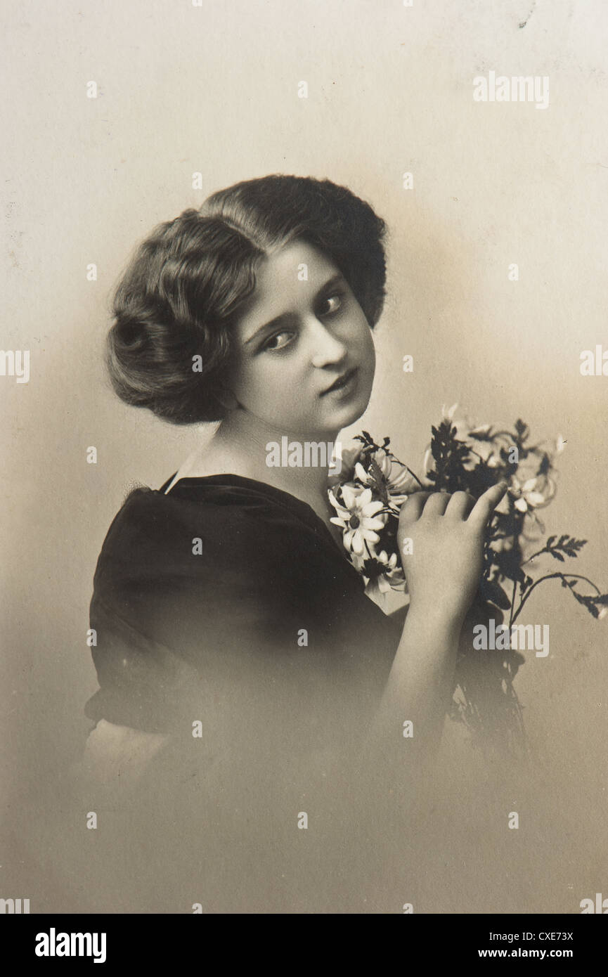 Nostalgia vintage woman hi-res stock photography and images - Alamy