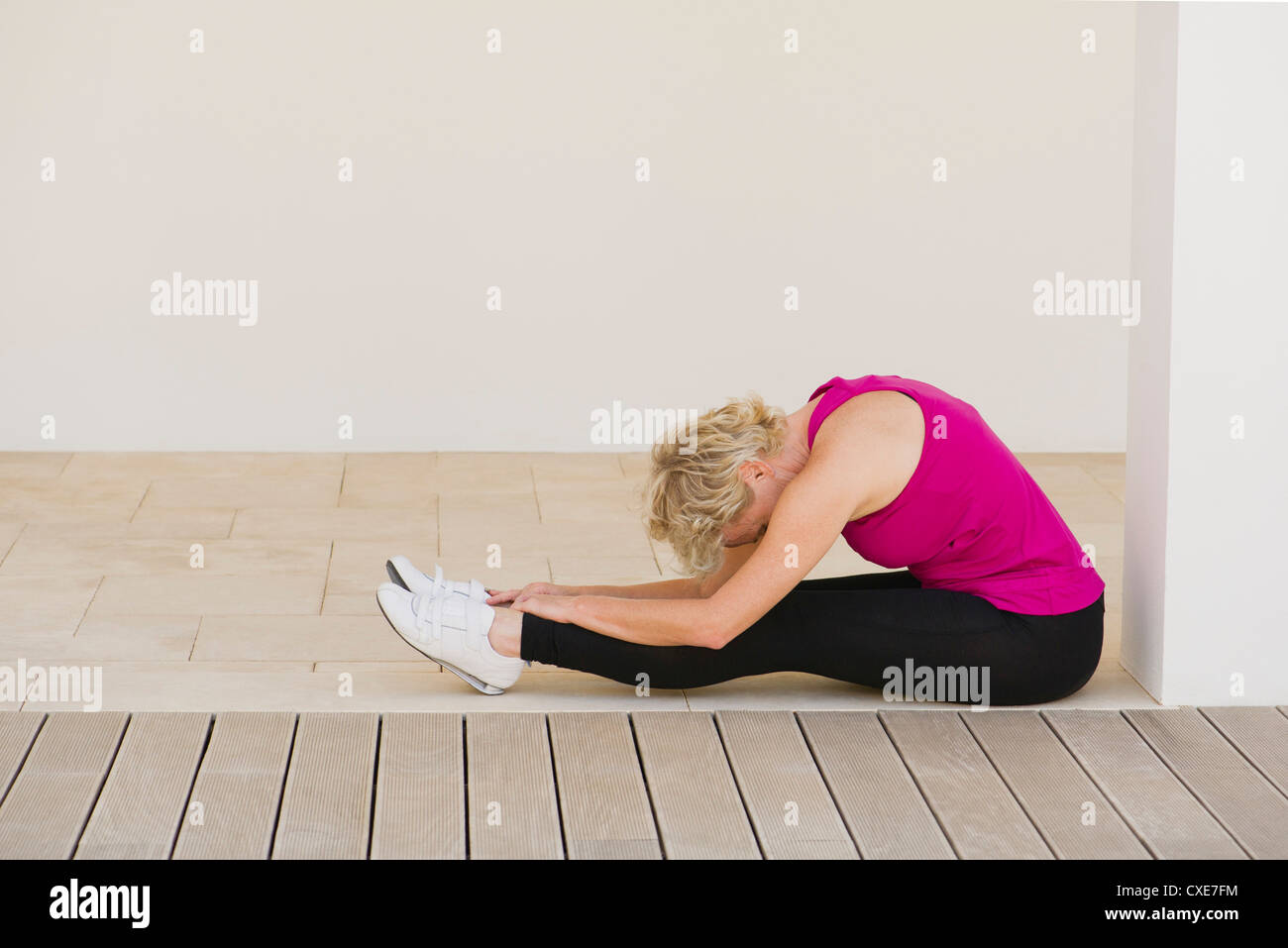 Correct gaming posture. Йога поза пашчимоттанасана. Человек на стуле. Forward had posture before after. Reading forward.