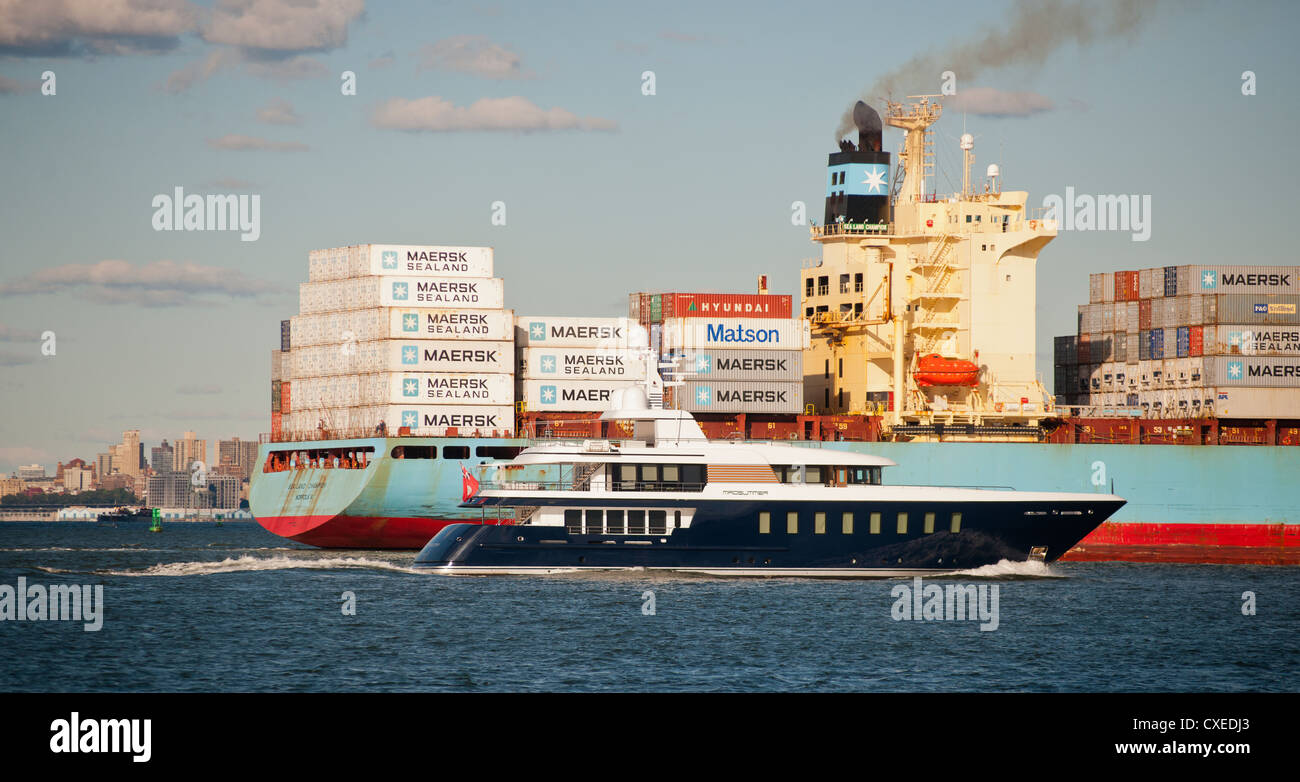 The Maersk line Sea Land Champion laden with containers leaves port in the  New York and New Jersey harbor Stock Photo - Alamy