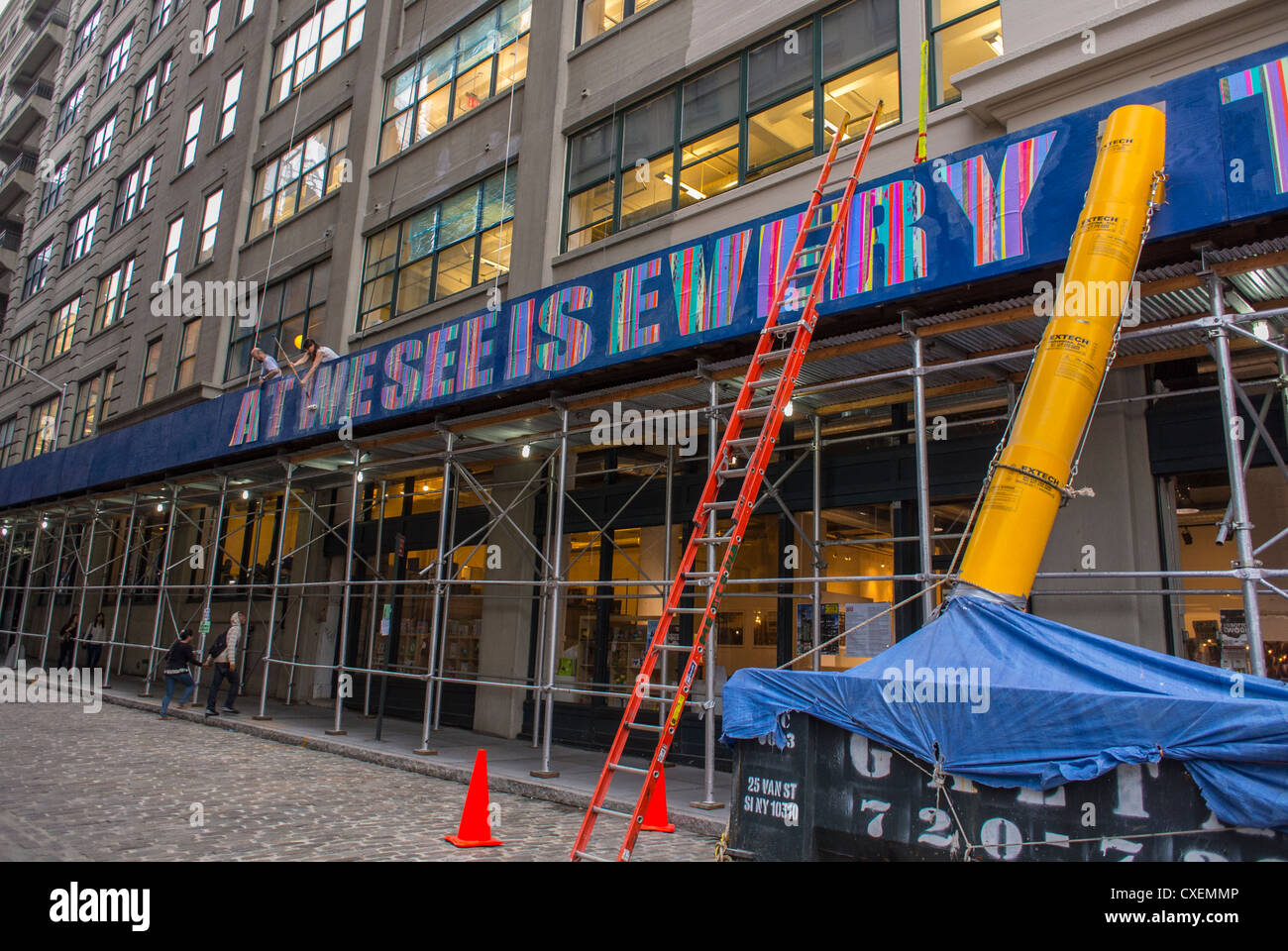 New york building scaffolding hi-res stock photography and images - Alamy