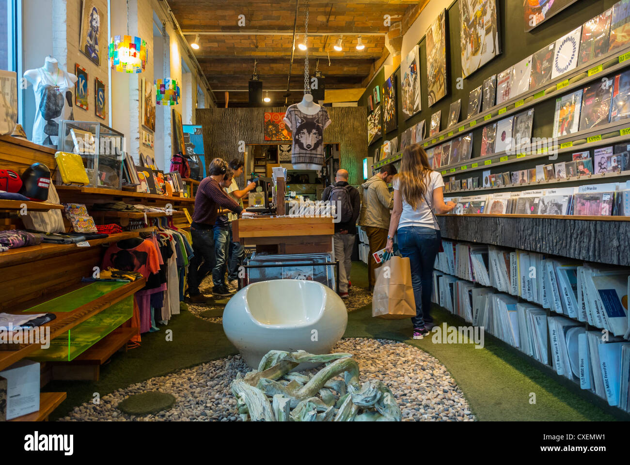 New York City, NY, USA, American Teenagers Shopping inside, Vintage  Clothing & Record Store, 