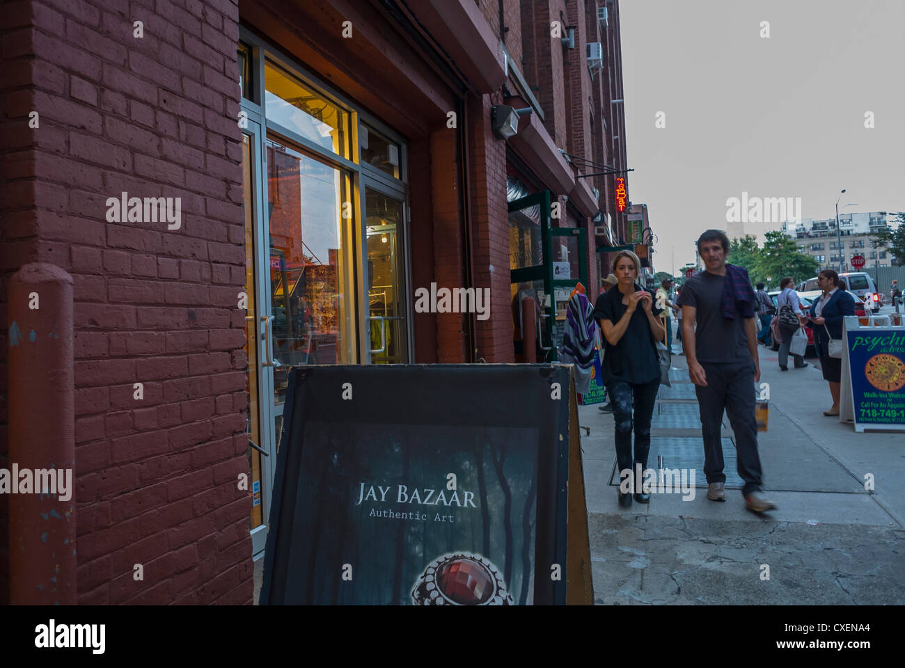 New York City, NY, USA, Street Scenes, People Walking, DUMBO Area, Brooklyn, Gentrification of city areas in US new yorkers buildings Stock Photo