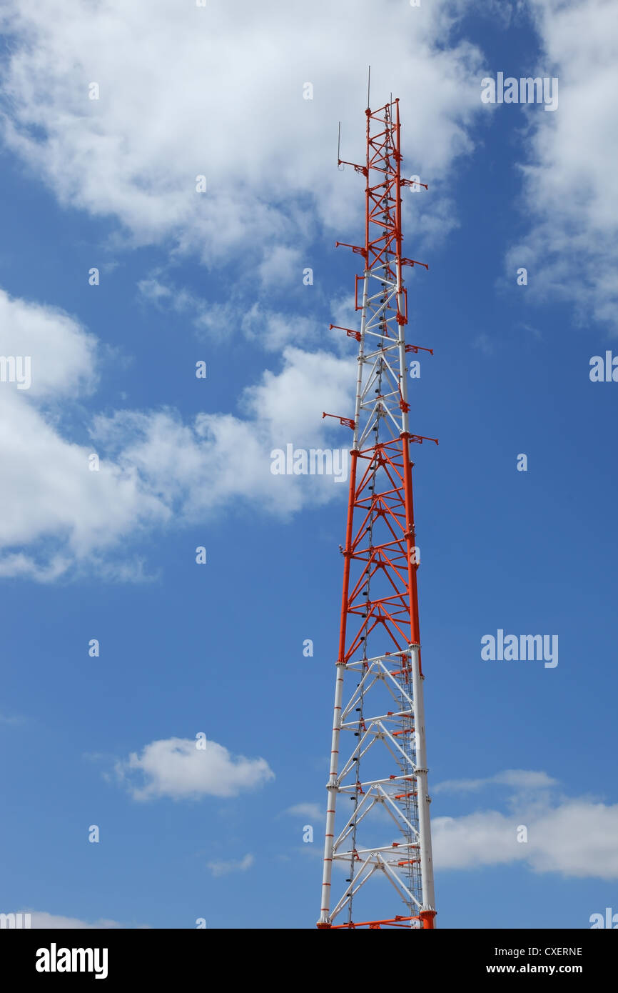 Red and white tv mast hi-res stock photography and images - Alamy
