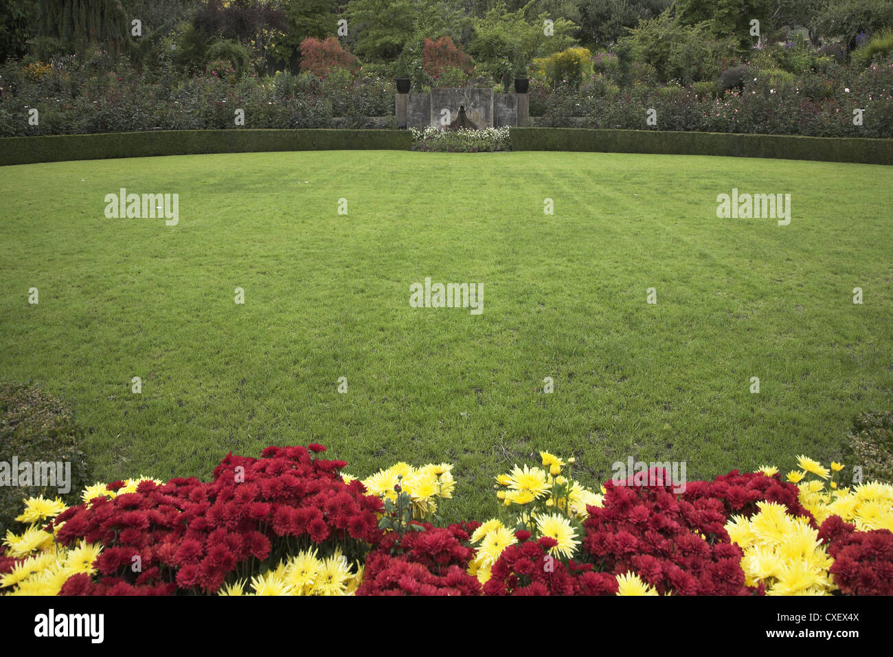 Nice lawn garden hi-res stock photography and images - Alamy
