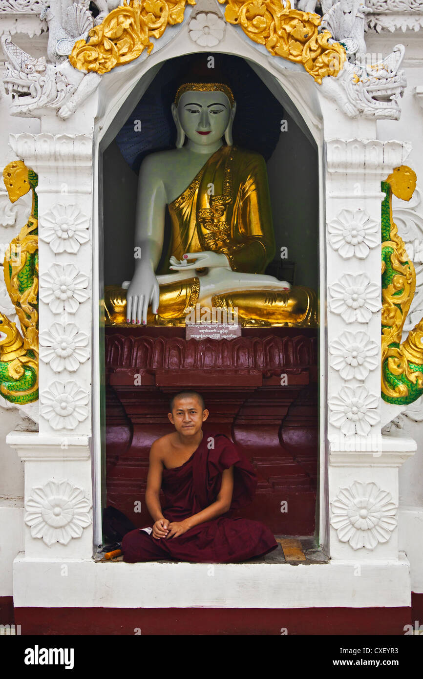 Golden buddhist monk statue hi-res stock photography and images - Alamy