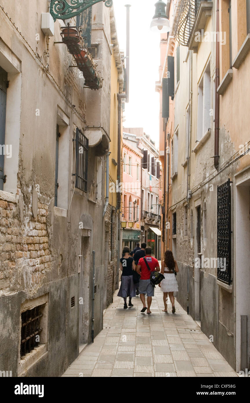 backstreet venice italy italian alley alleyway alleyways way road ...