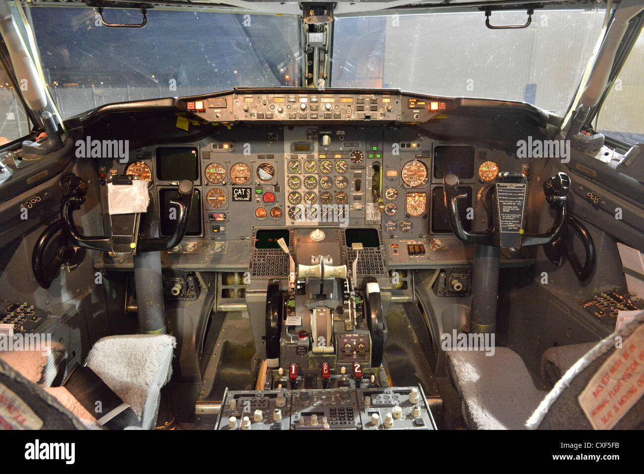 The cockpit of a British Airways Boeing 737 400 Stock Photo - Alamy