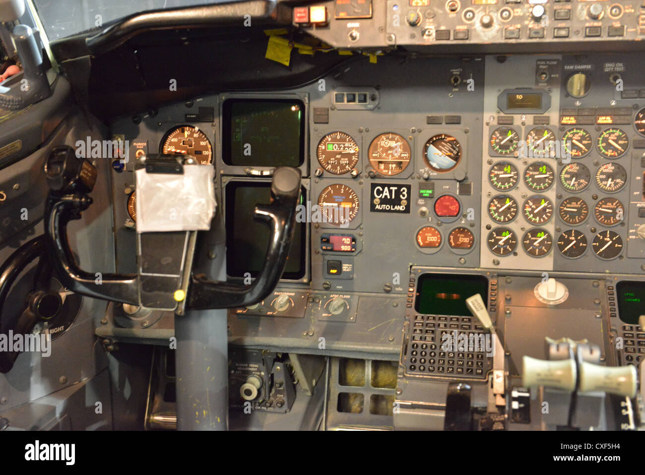 The cockpit of a British Airways Boeing 737 400 Stock Photo - Alamy