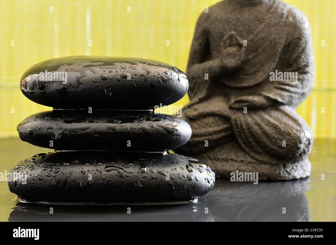 Galet Zen Et Bouddha Studio Photo Marseille France Stock Photo Alamy