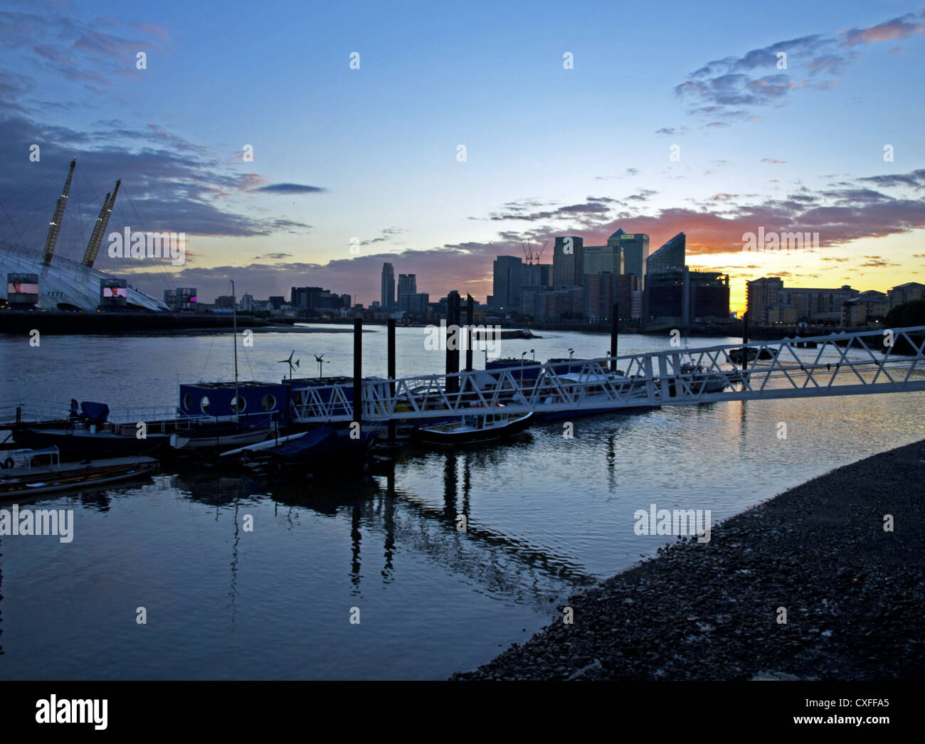 Sunset view of Canary Wharf skyscrapers showing River Thames and Thames ...