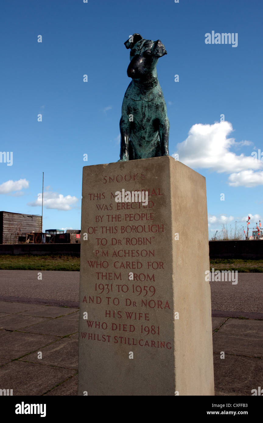 Statue of Snooks the dog on Aldeburgh seafront, Suffolk Stock Photo