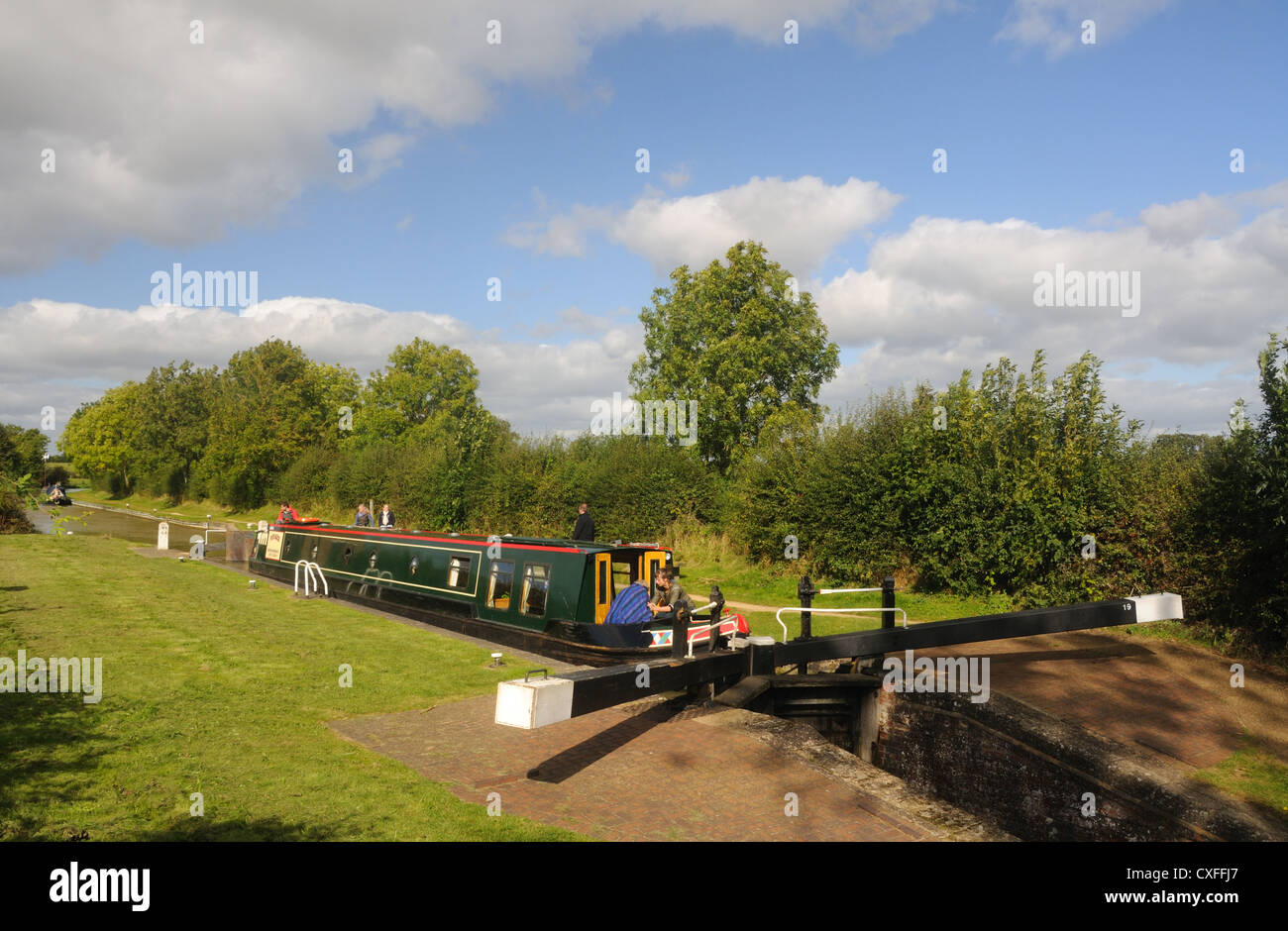 63.5' narrowboat 'Voyager' negotiates Lock No. 19 (Claydon Middle Lock) on the Oxford Canal near Claydon, Oxfordshire, England Stock Photo