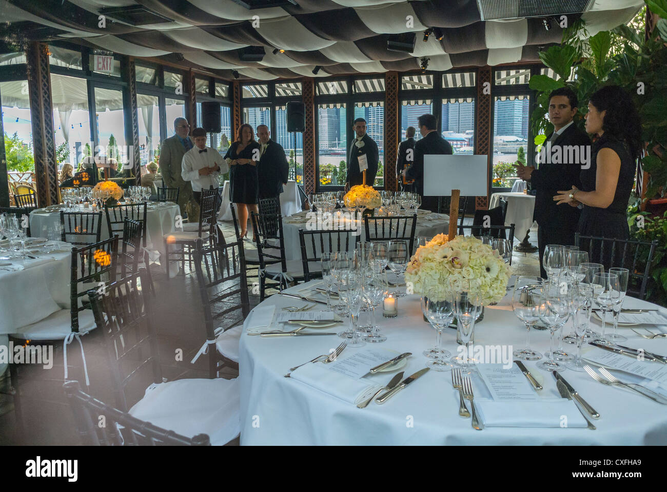 Dining room table setting hires stock photography and images Alamy