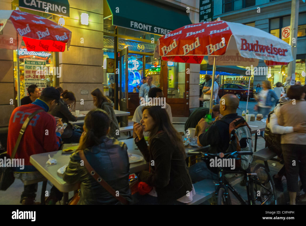 New York City, NY, USA, Crowd Eating on sidewalk Terrace at 'Front Street. Pizzeria', Brooklyn, Gentrification of city areas in US, late night food Stock Photo