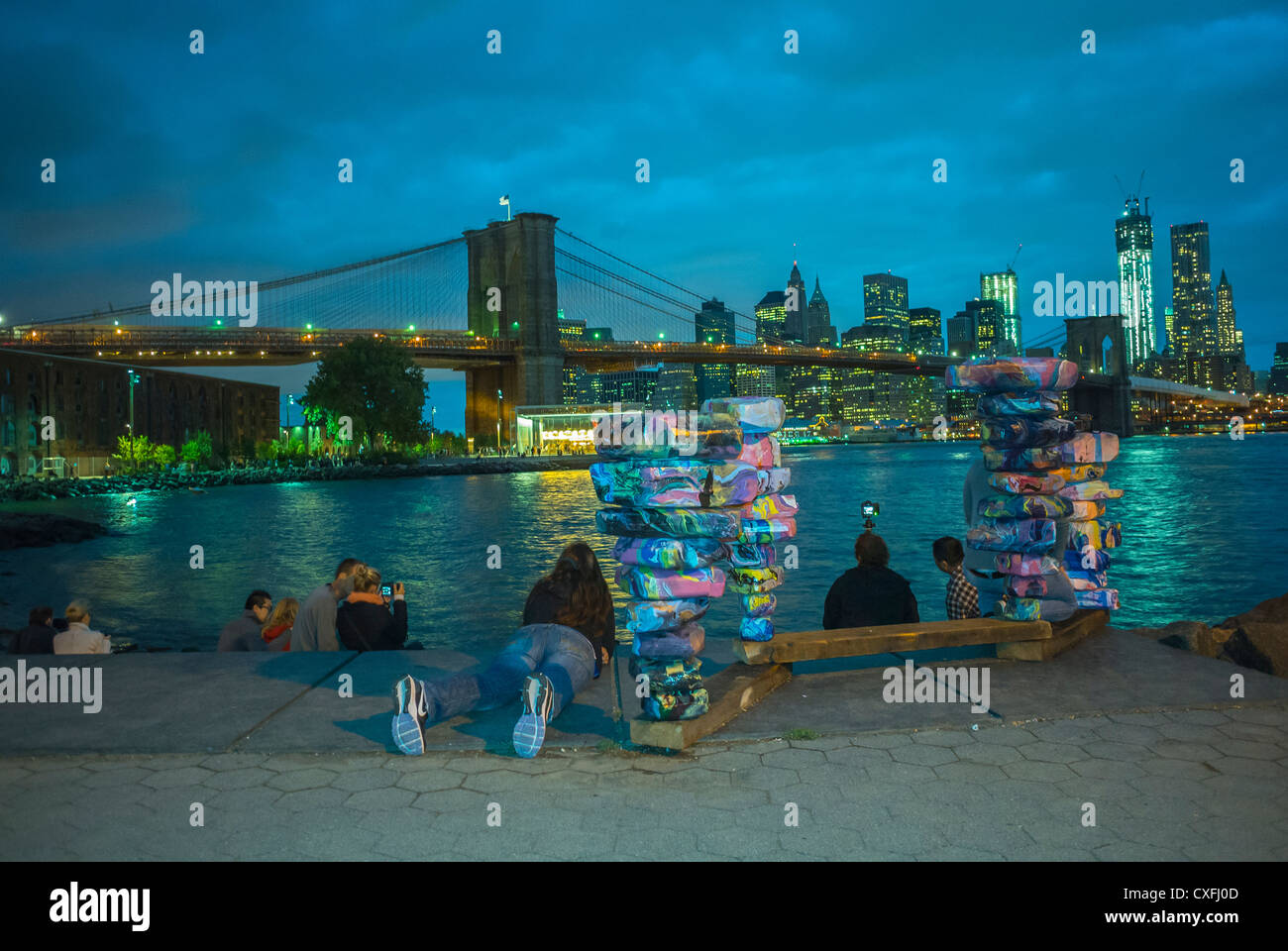 Adults dumbo brooklyn park scenes hi-res stock photography and images ...