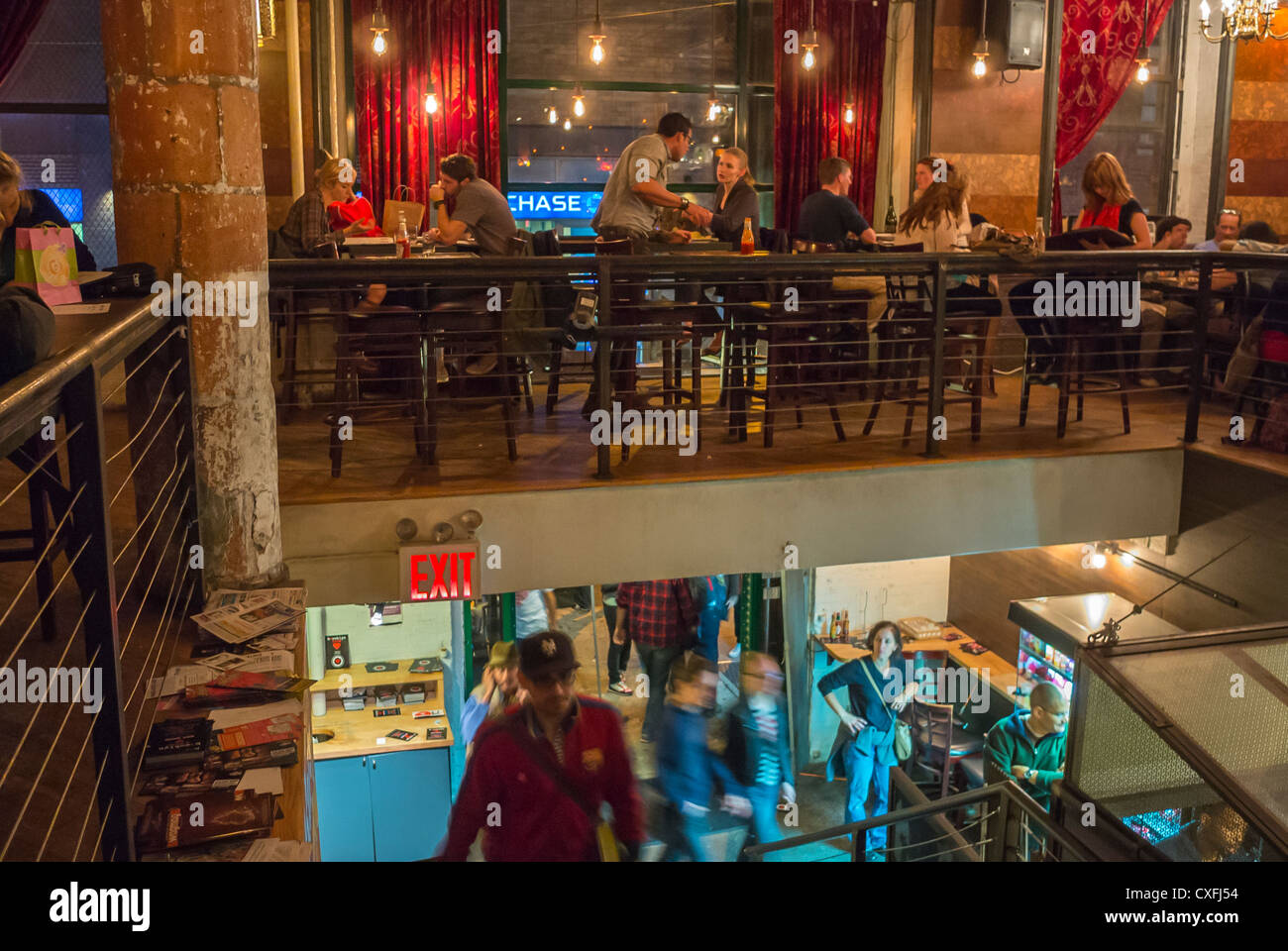 New York City, NY, USA, DUMBO, Crowd of People Inside,Sharing Drinks, "ReBar"  Bar, on Front St, Brooklyn, Gentrification of city areas in US, Tavern  scenes Stock Photo - Alamy