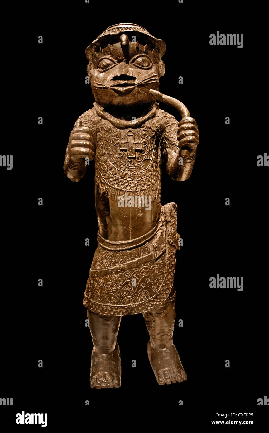 18th-to-19th-century cast-brass sculpture of a Benin court official or messenger wearing a cross-shaped pendant historic Kingdom of Benin Nigeria Stock Photo