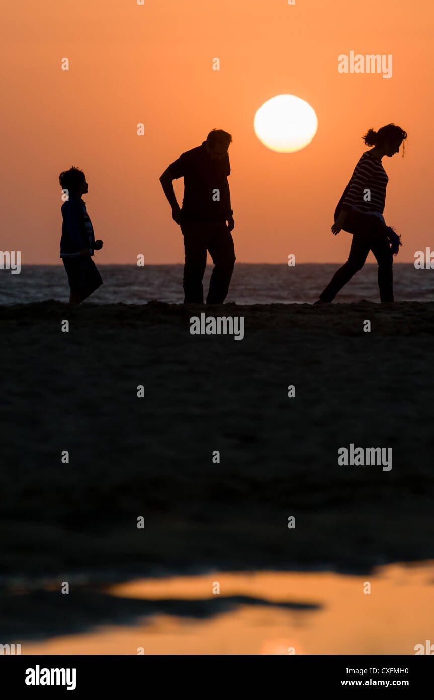 Family on beach silhouette hi-res stock photography and images - Alamy