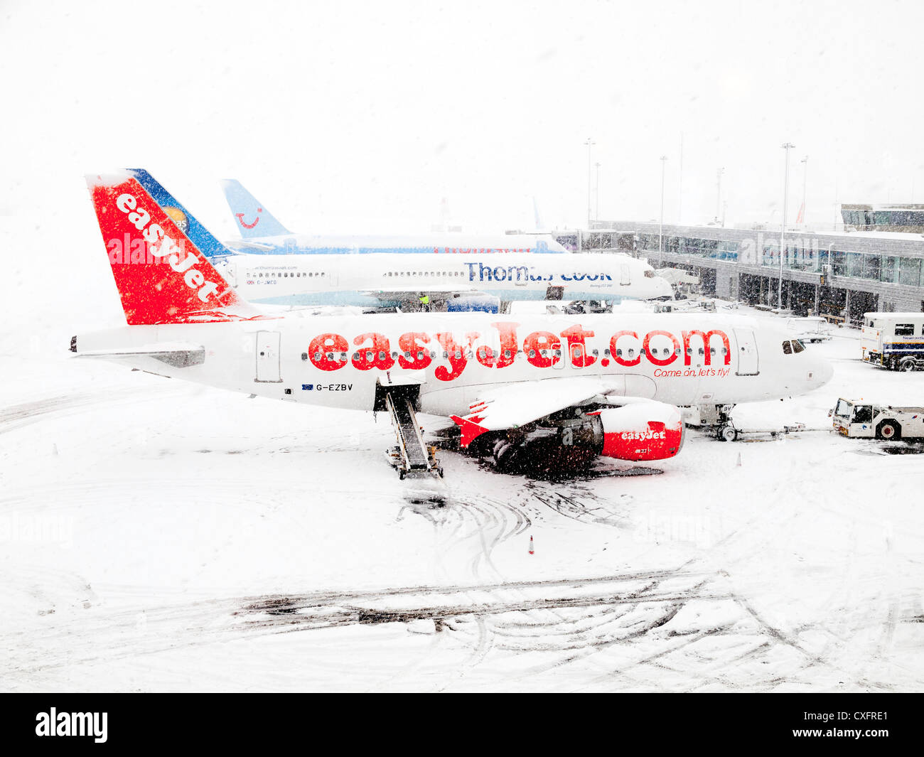 Charter holiday aircraft snowbound at Newcastle Airport Stock Photo