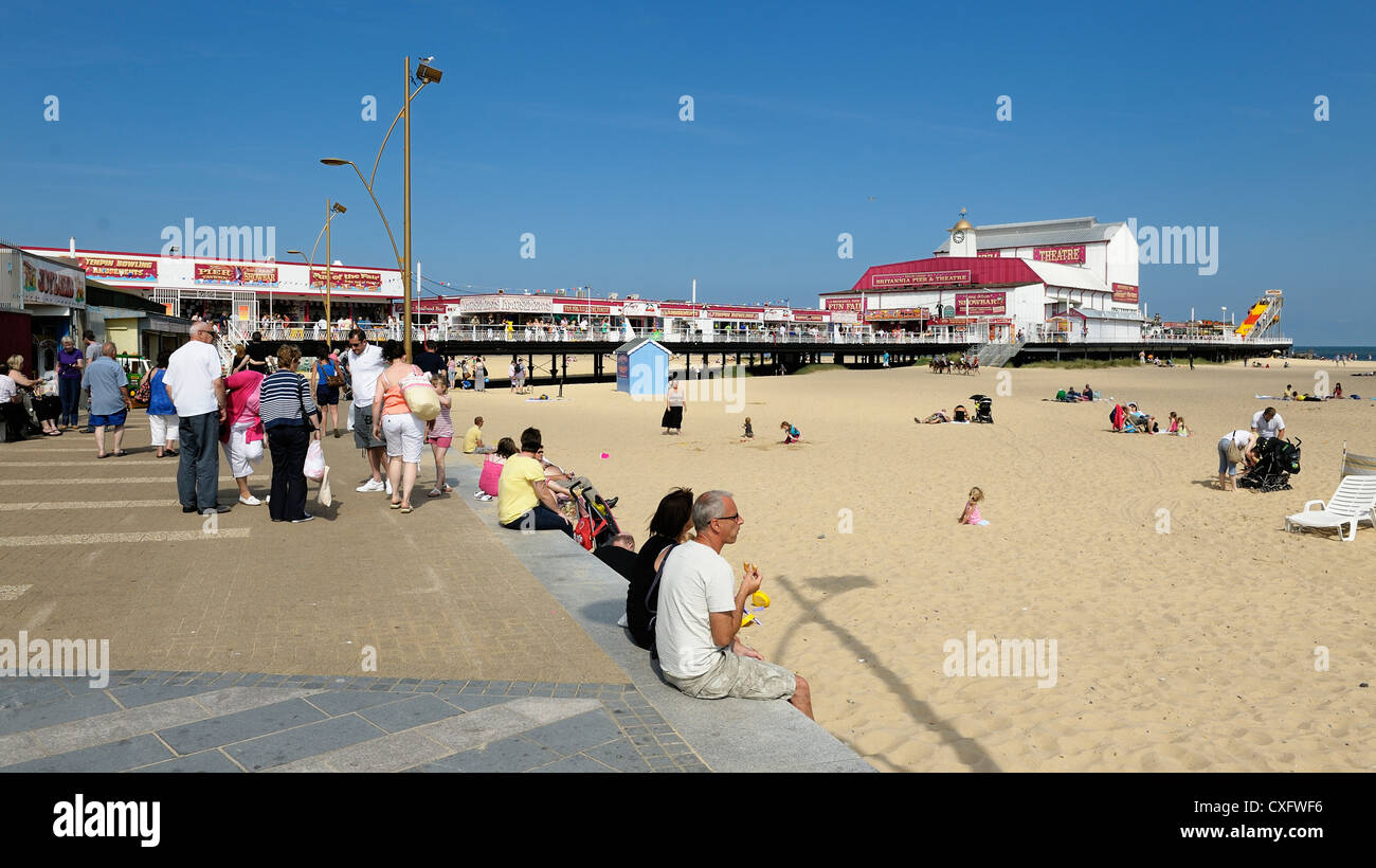 great-yarmouth-beach-and-britannia-pier-norfolk-england-uk-stock-photo