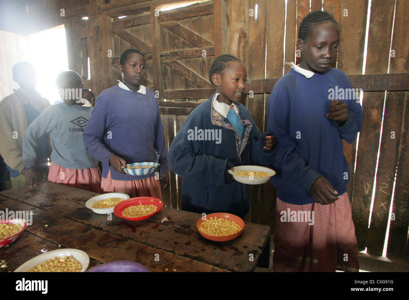 Kenya, Naro Moru, Schuelerinnen at the food counter Stock Photo - Alamy