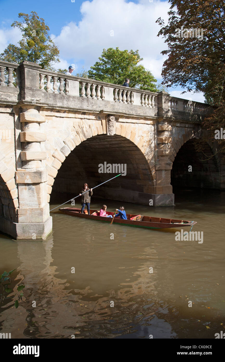 Punting along the River Cherwell at Magdalen Bridge in Oxford England UK Stock Photo