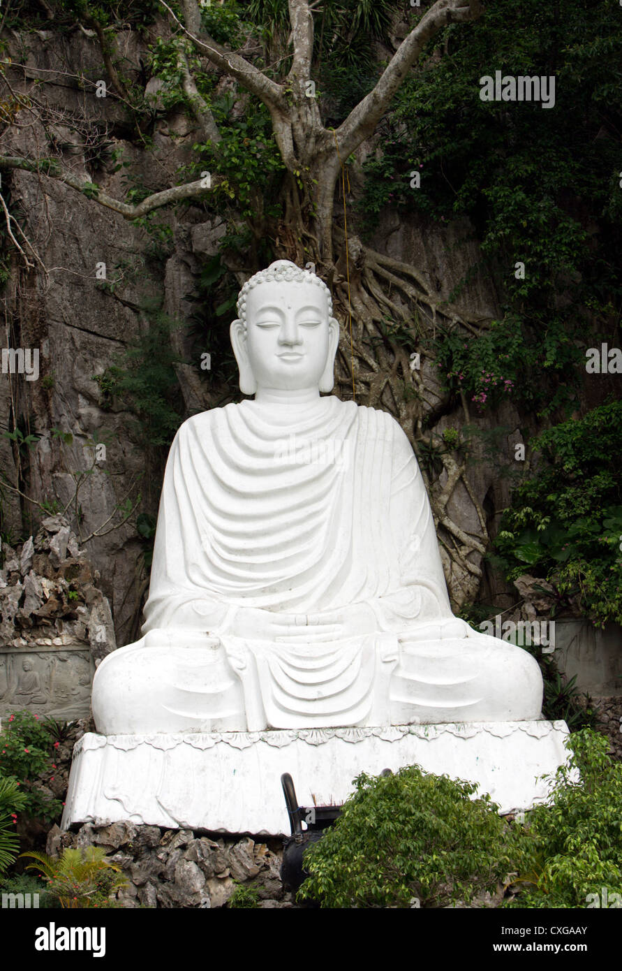 Vietnam, white Buddha statue on the Mamorberg in Danang Stock Photo Alamy