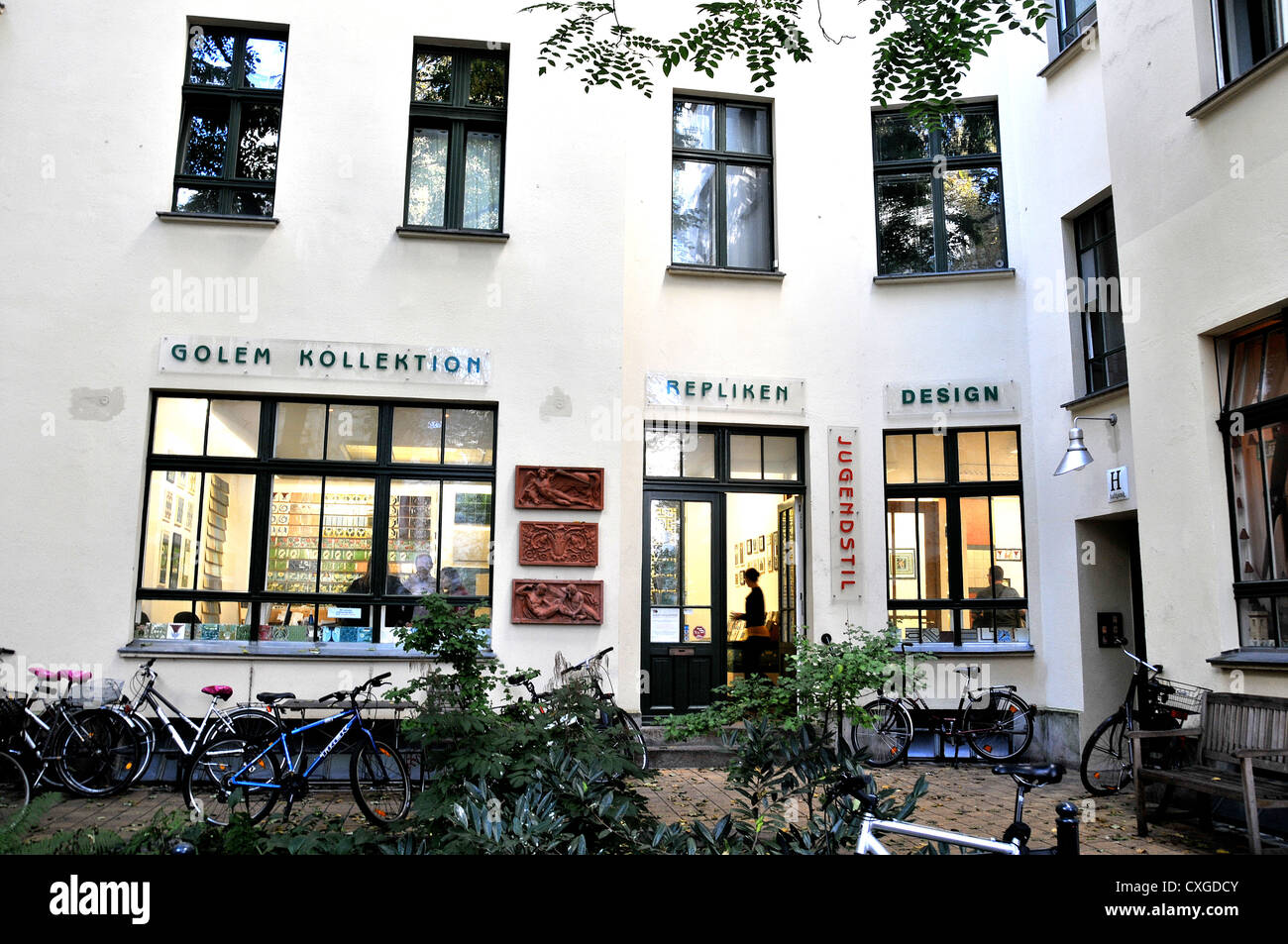 Green door berlin hi-res stock photography and images - Alamy