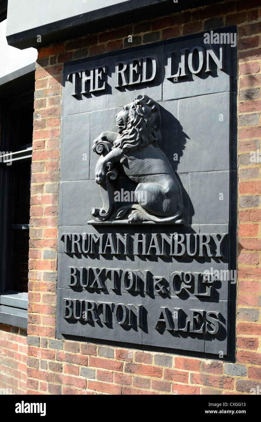 The Red Lion pub in Stoke Newington Church Street, Stoke Newington, London, England Stock Photo