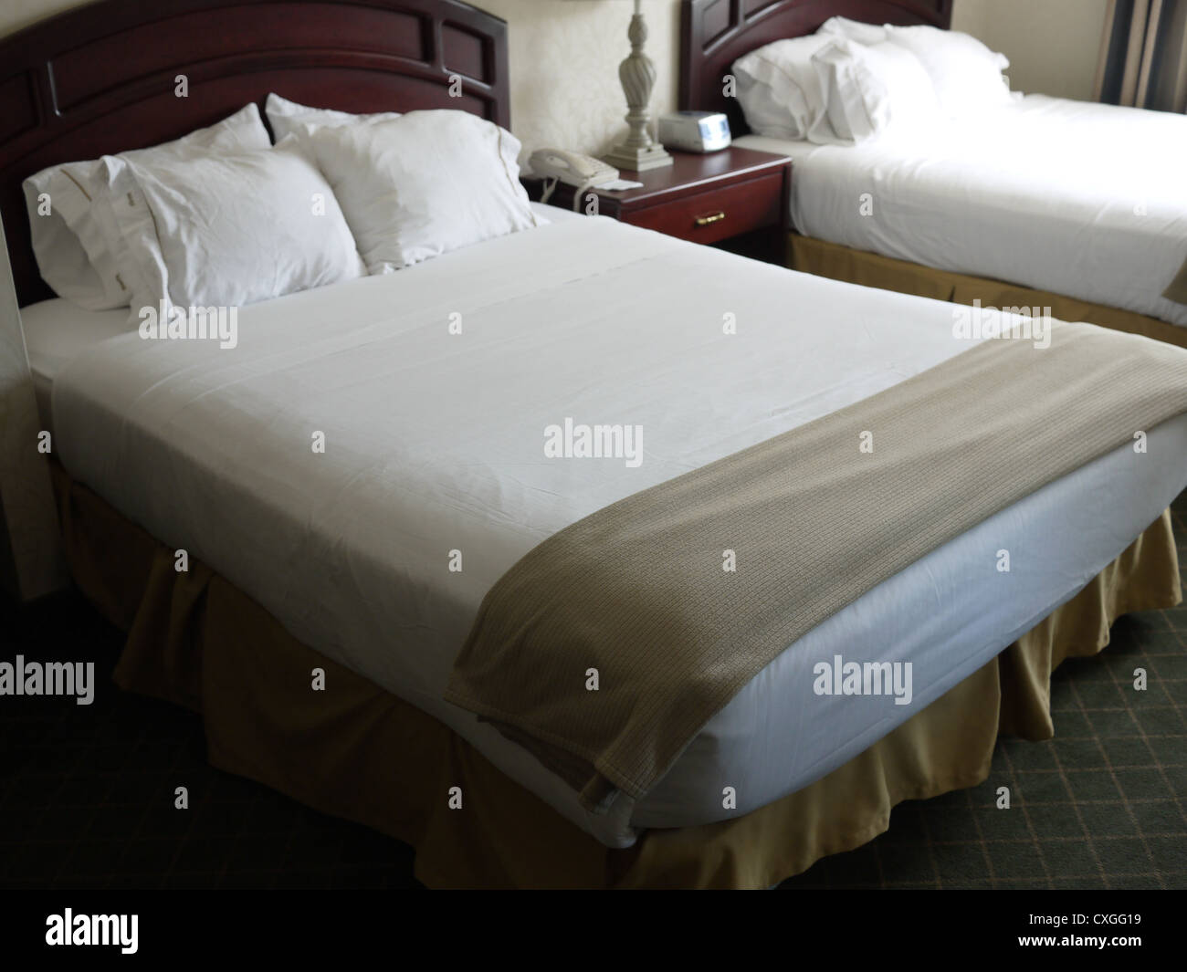 hotel bed clean Stock Photo Alamy