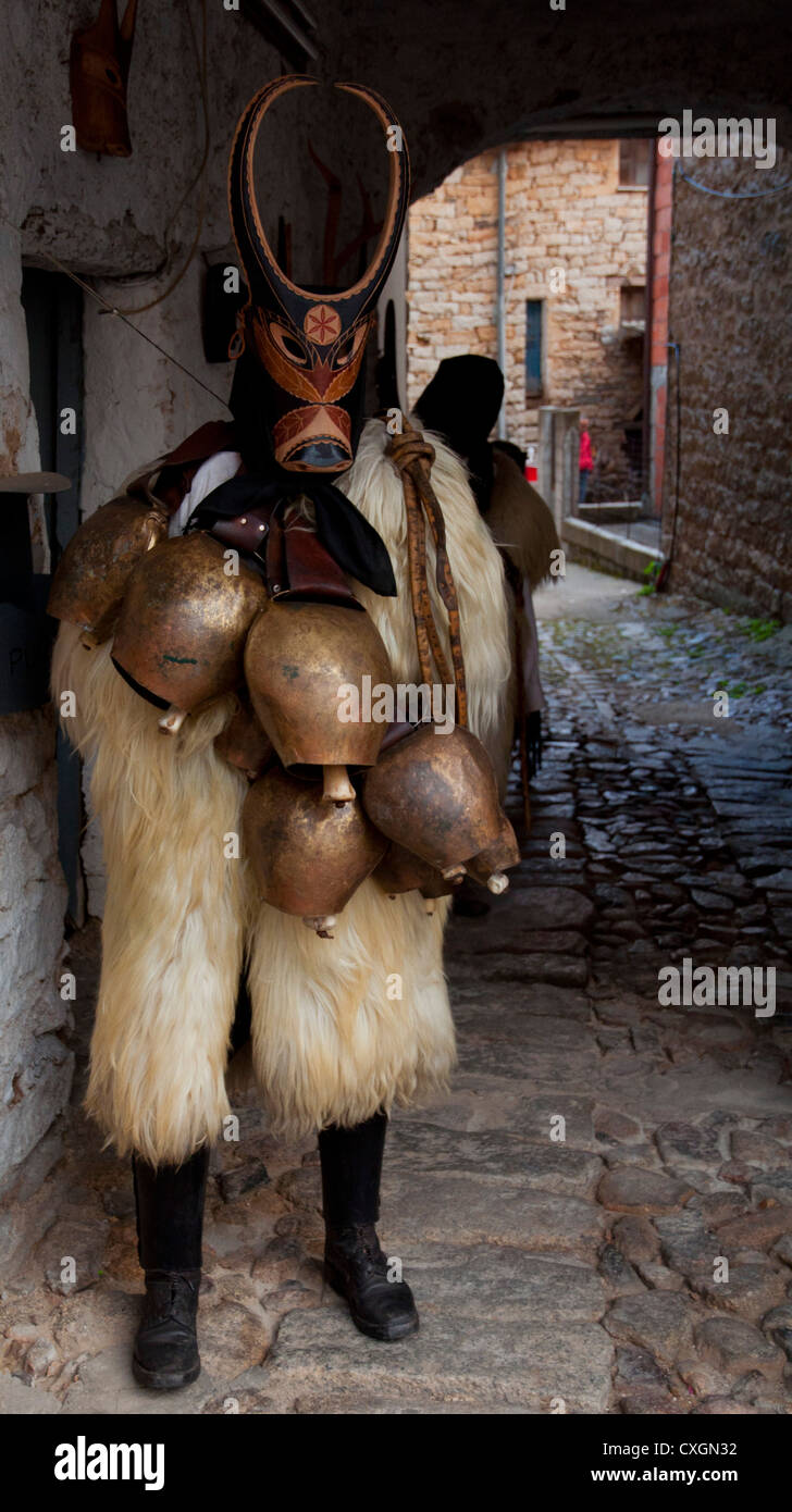 'Sardinian folk costume and traditional mask' Gavoi 'Cortes Apertas' Mammuntones Stock Photo