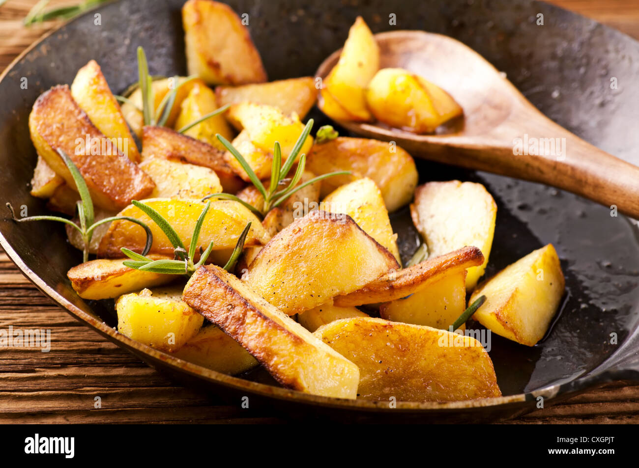 Жареный картофель. Картошка отварная и обжаренная. Отварной жареный картофель. Как жарить вареную картошку. Жареная отварная картошка.