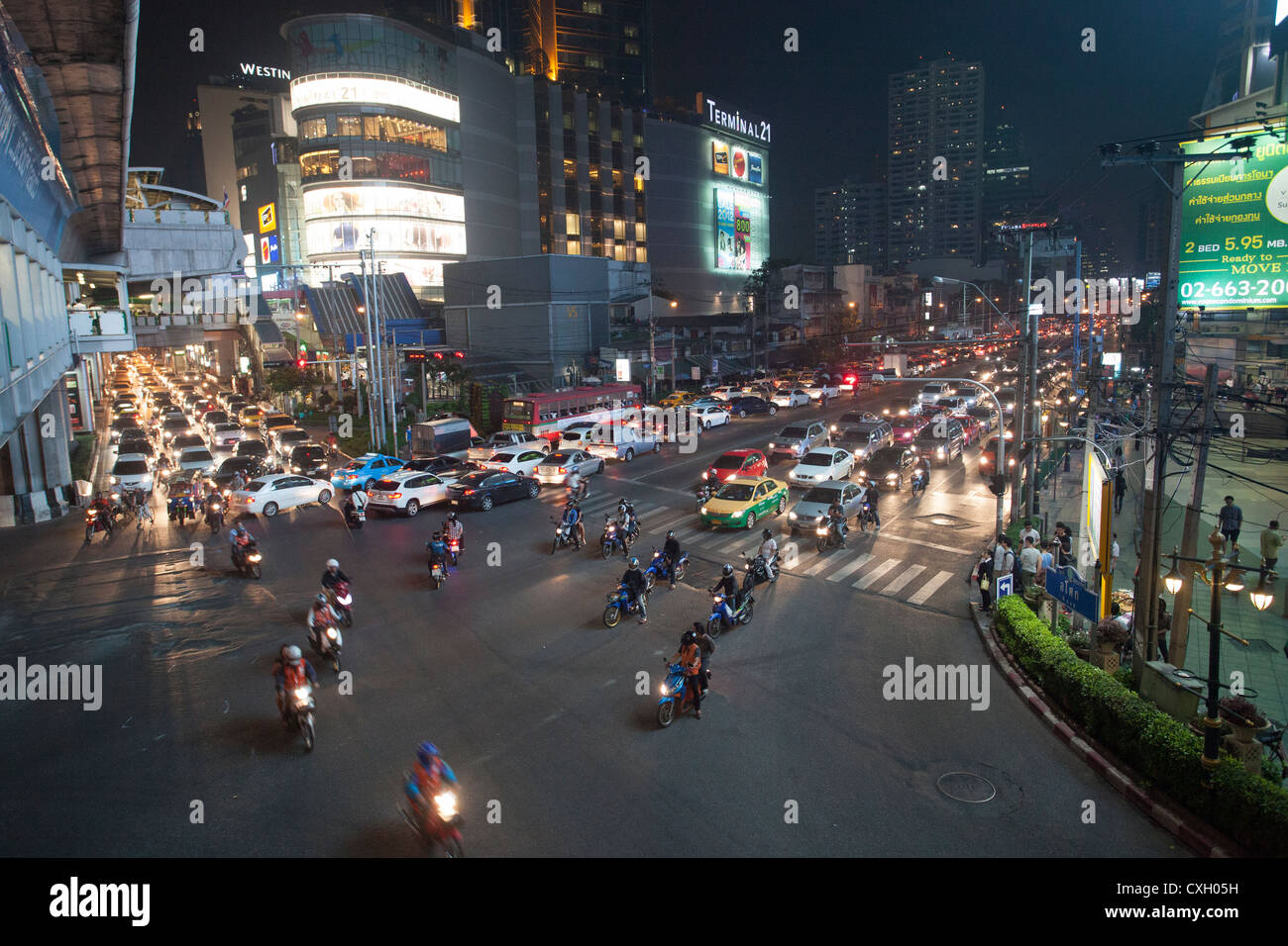 Night time traffic in Bangkok besides the Sukhumvit sky train. Stock Photo