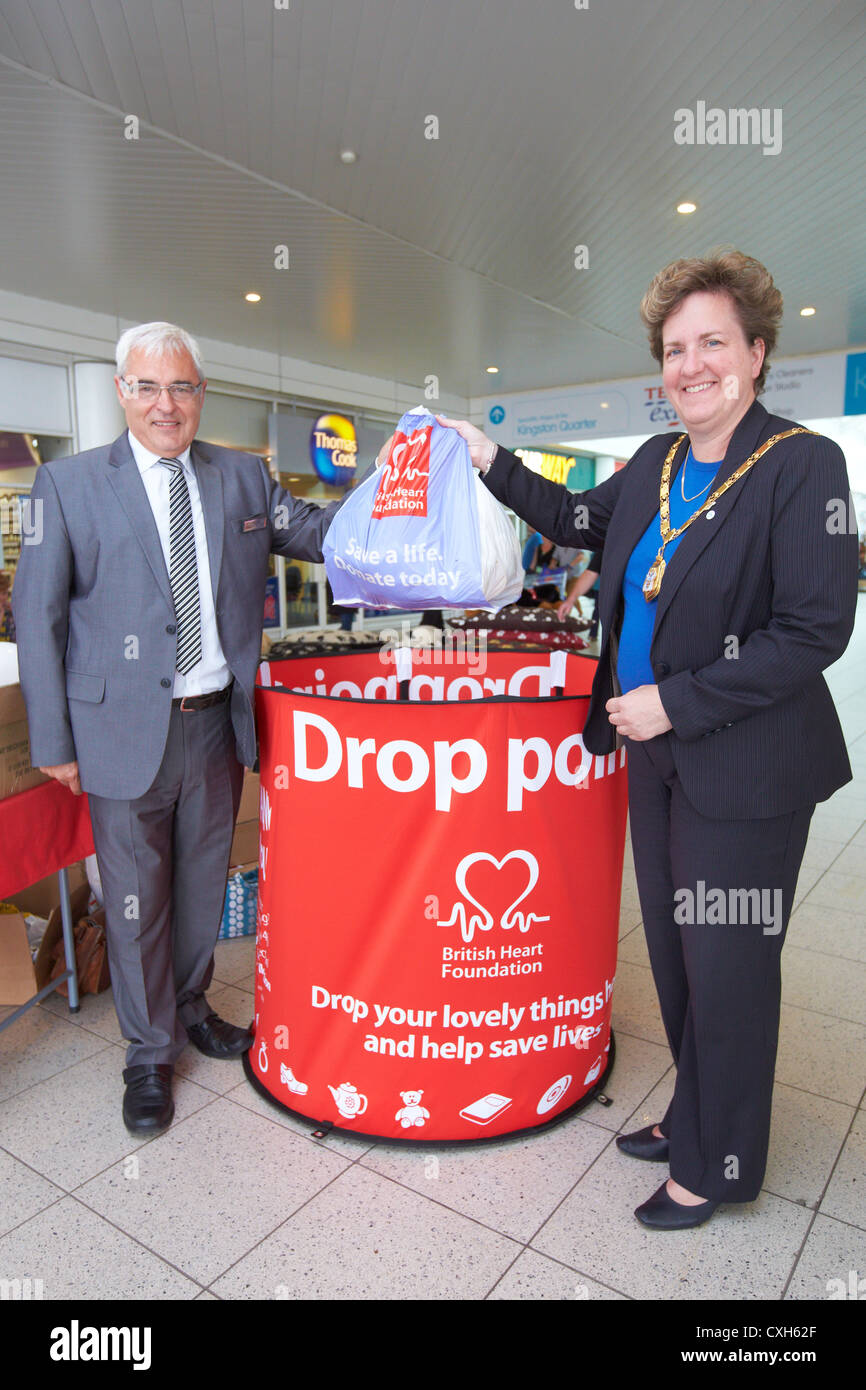 Cllr Catriona Morris (Milton Keynes Mayor) & centre manager Euan Forbes donate  to British Heart Foundation's Bagathon campaign Stock Photo