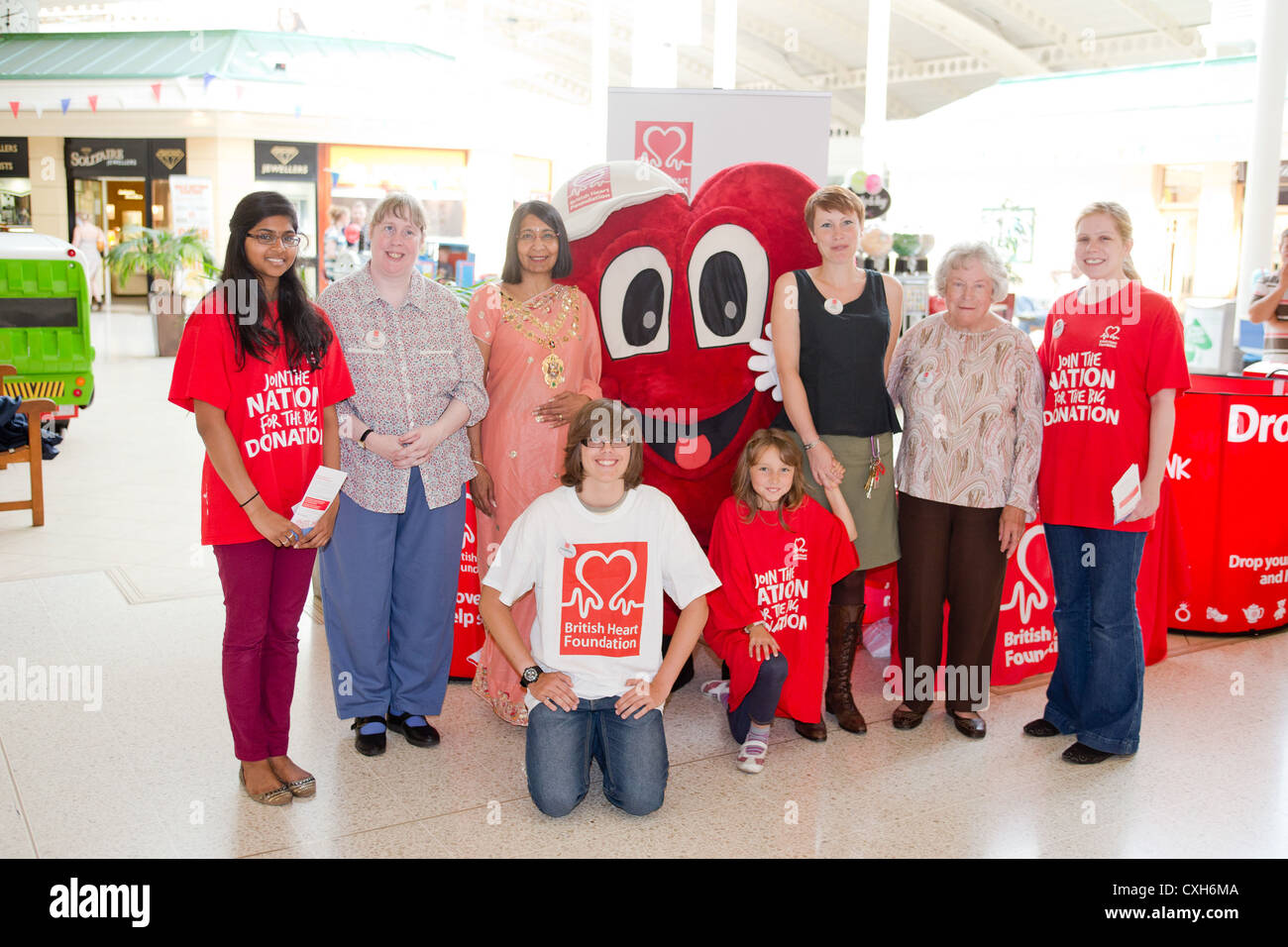 Cllr Ranjula Takodra Aylesbury Mayor With Volunteers During The