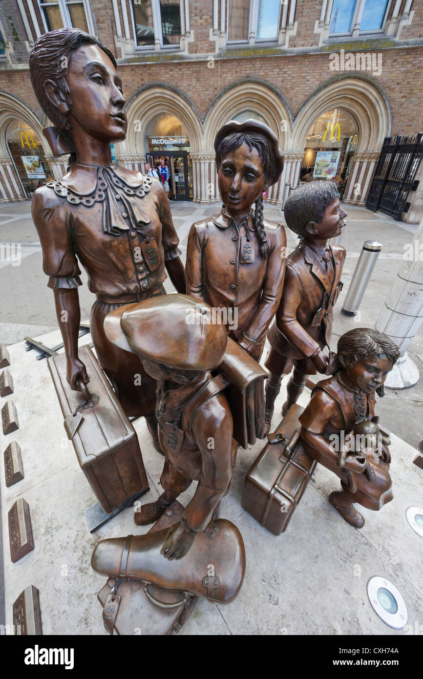The City, Liverpool Street Station, Hope Square, Sculpture titled 'Children of the Kindertransport' by Frank Meisler Stock Photo
