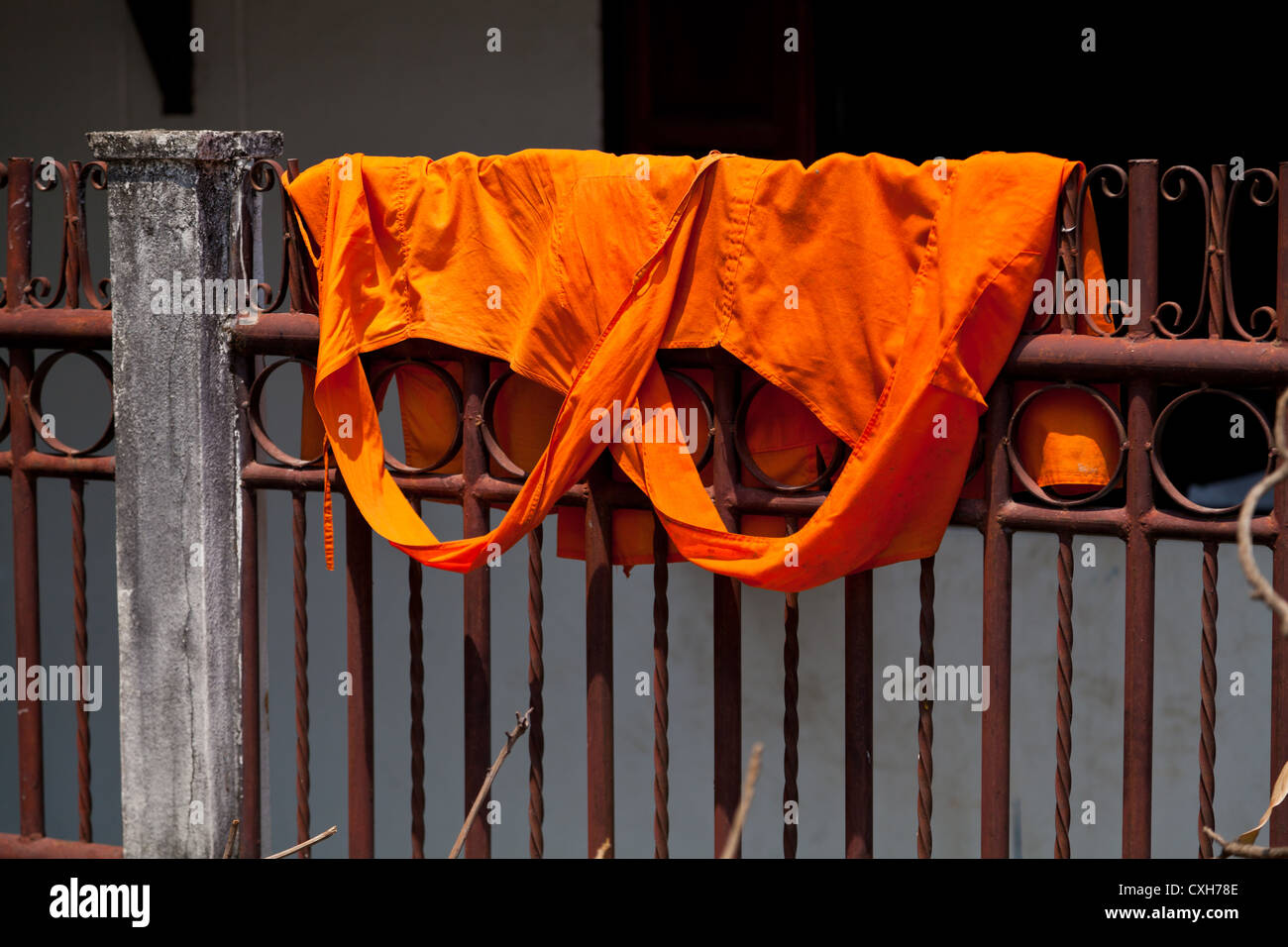 Mönchsroben über einem Zaun in Chiang Mai - Monk Robes on a Fence 