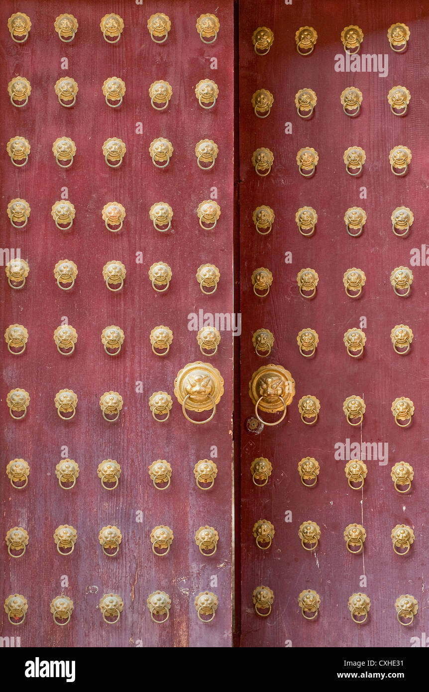 ancient chinese door Stock Photo Alamy