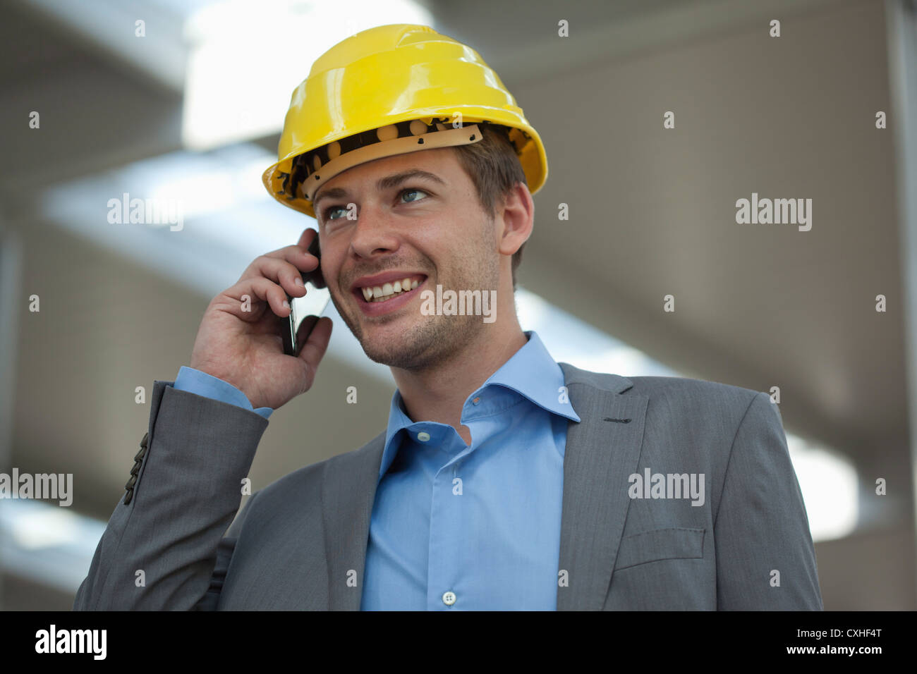 Germany, North Rhine Westphalia, Duesseldorf, Mid adult man using smart phone Stock Photo