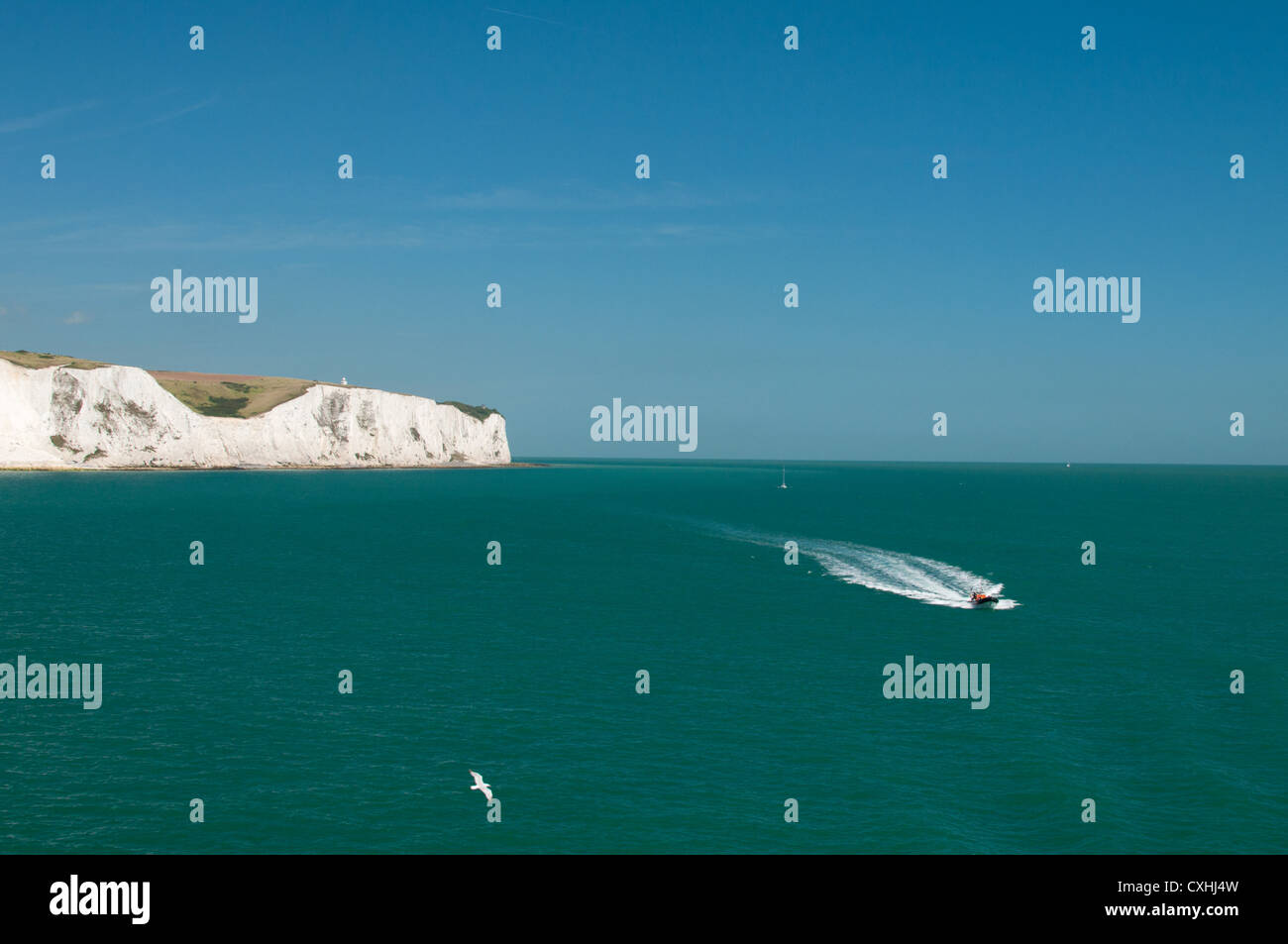 Speed boat in a English Channel by the white cliffs of Dover, Kent, England, UK. Stock Photo -