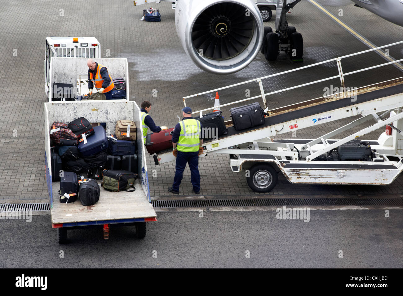 baggage handlers loading United Airlines Boeing 757 at Belfast International Airport Stock Photo