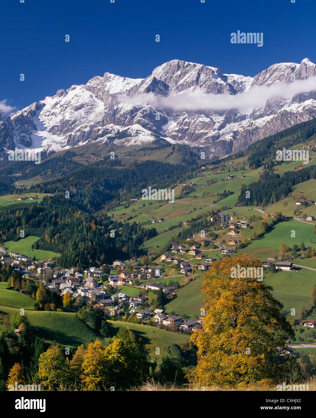 Mühlbach am Hochkönig village with Hochkönig mountain beyond. Salzburgerland, Austria. Stock Photo