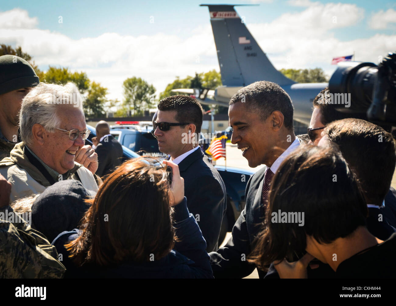 President Obama visits the 128th Air Refueling Wing in Milwaukee ...