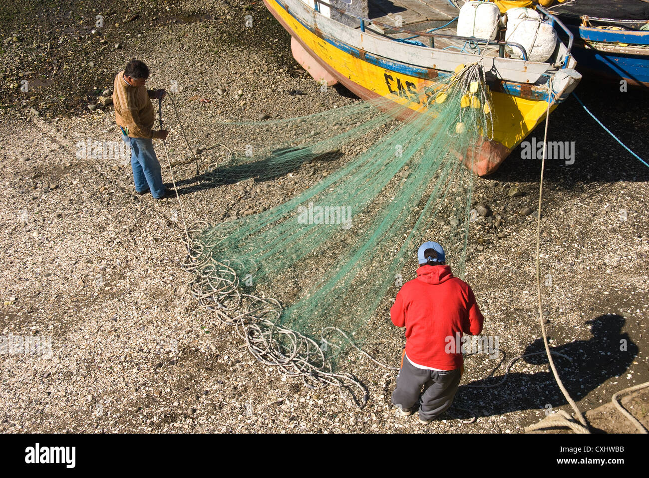Elk198-3743 Chile, Chiloe Island, Dalcahue, fishermen with net Stock Photo