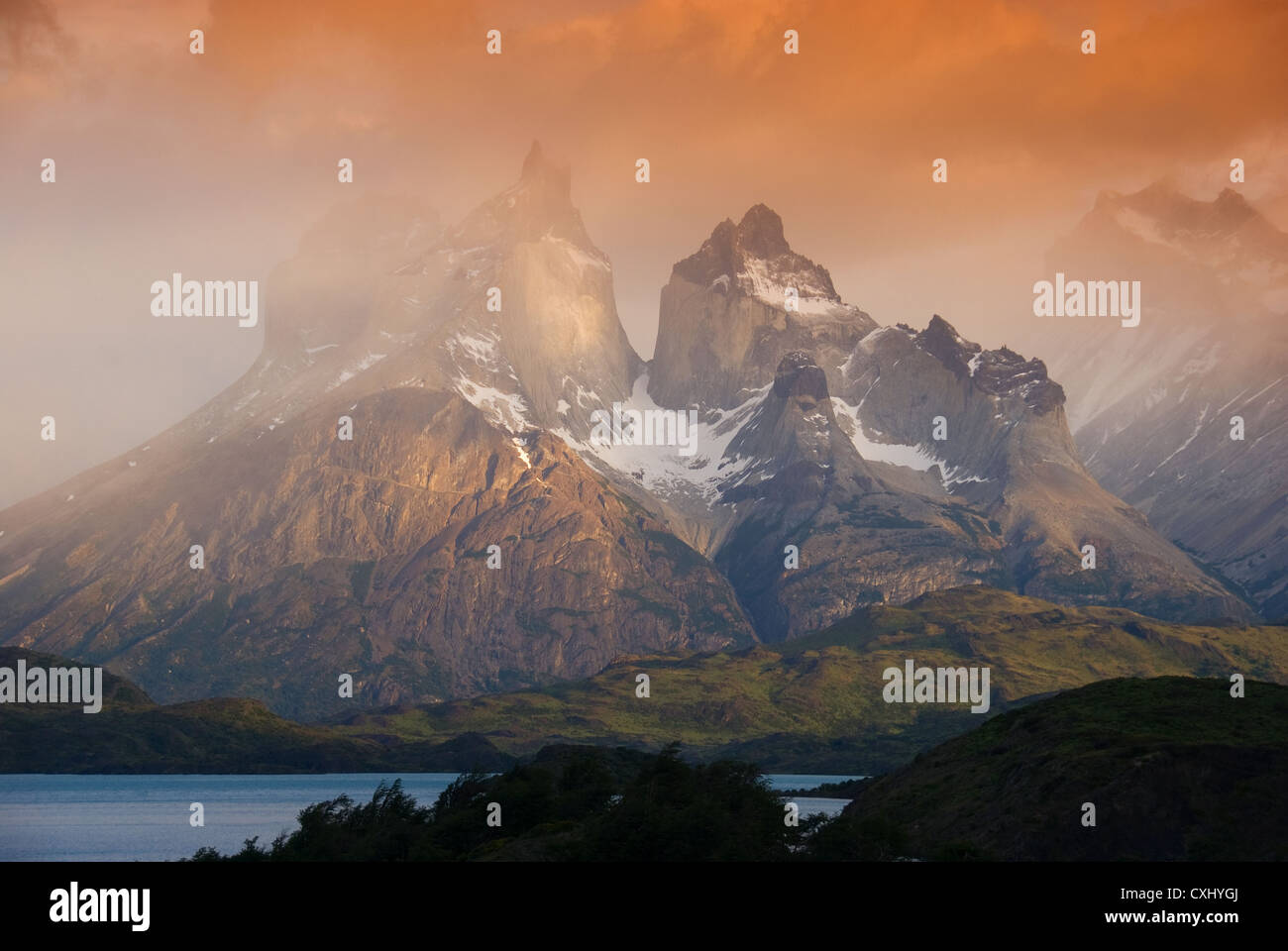 Elk198-4413 Chile, Patagonia, Torres del Paine NP, Cuernos massif with Lago Pehoe, sunrise on Andes Stock Photo