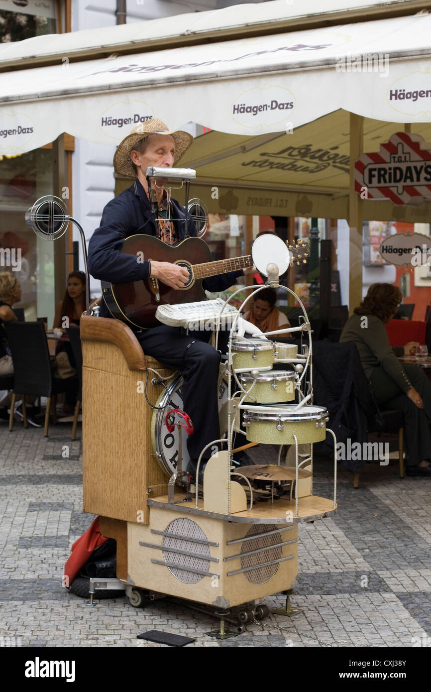 Street Performer One man Band on the streets of Prague Stock Photo