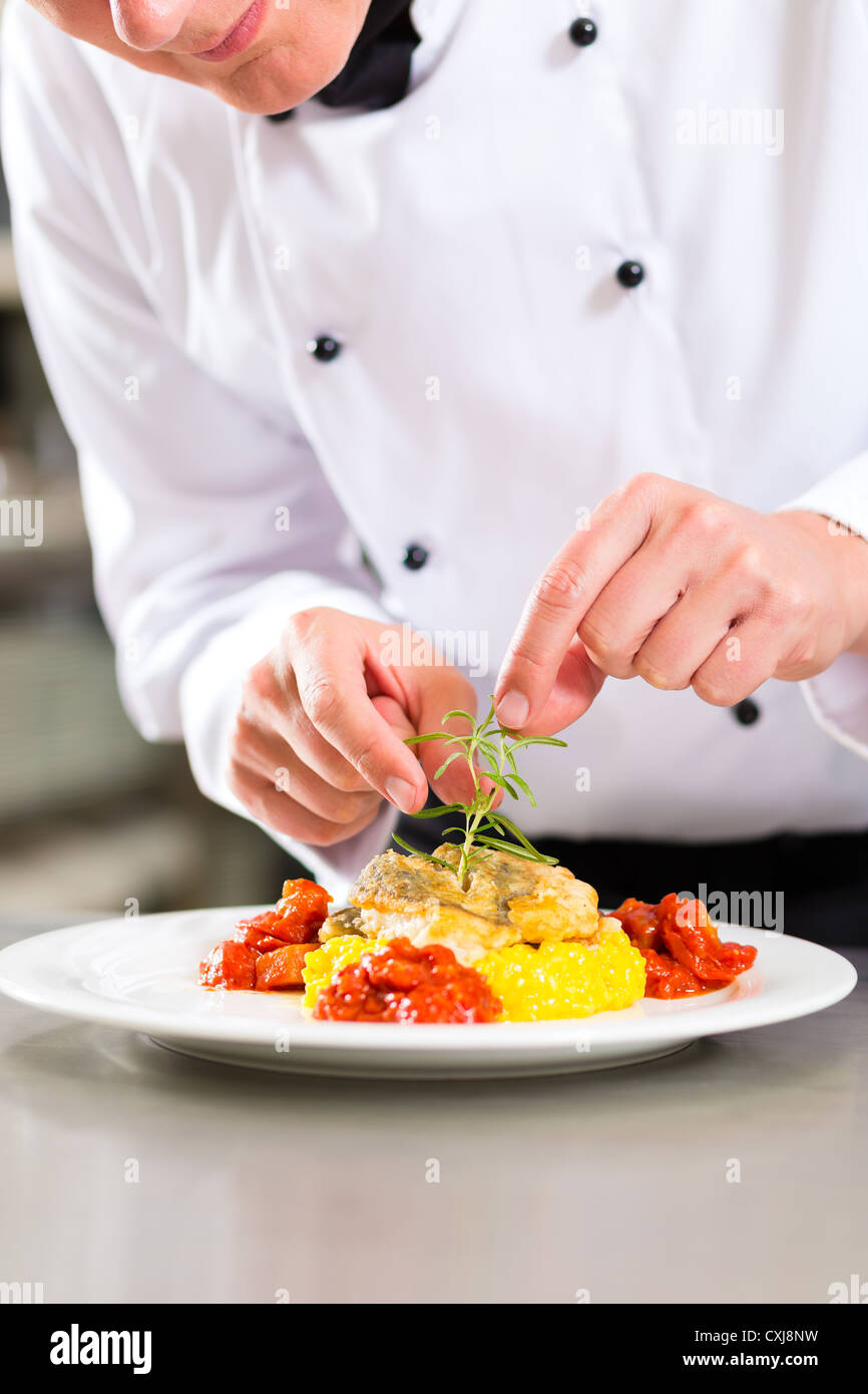 Мужчина готовит на кухне. Фотосессия пар на кухне. Шеф готовит мясо. Мужчина и женщина на кухне. Хобби приготовление пищи.