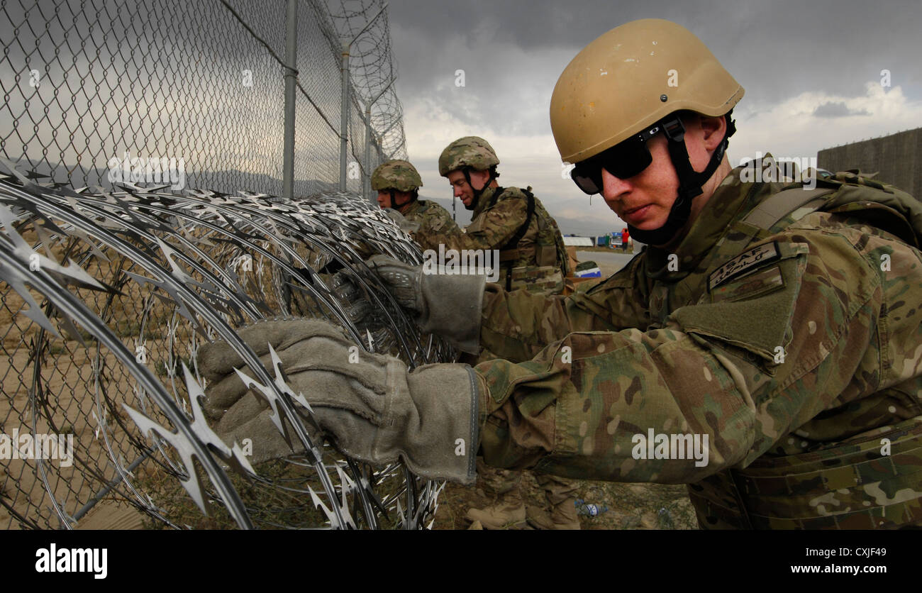 US Airmen put up razor wire along the perimeter of Bagram Airfield ...